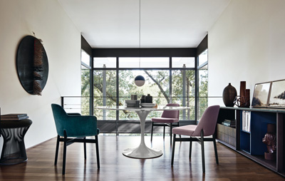 Esszimmer mit Knoll International Stühlen Kollektion 016 ohne Armlehnen in Türkis und Lila.