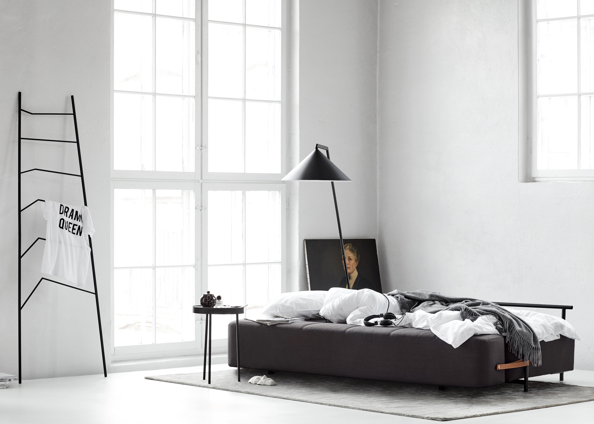 Graues Daybe Schlafsofa Brusvik im minimalistischen Schlafzimmer mit Bettwäsche und Dekoration.