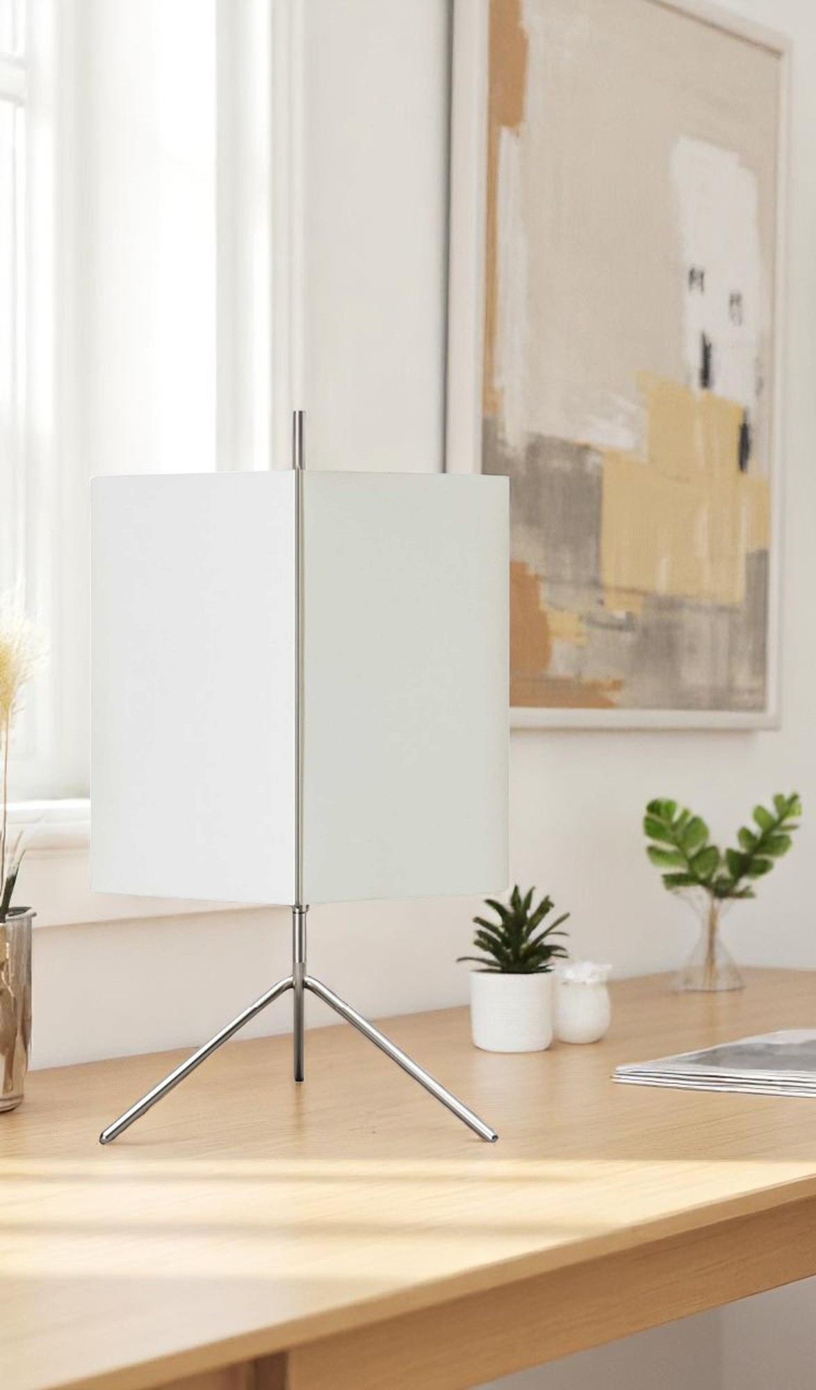 Nahaufnahme der 3T09 Table I Tischleuchte von Cassina mit weißem Lampenschirm und Stativfuß.