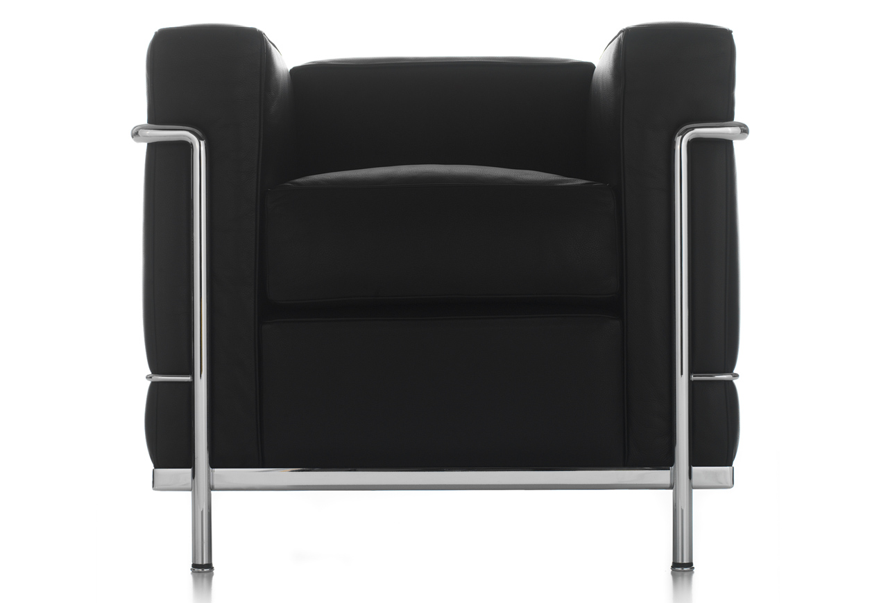 Schwarzer Cassina Sessel mit Stahlrohrgestell, Frontansicht. Designklassiker für stilvolles Wohnen.