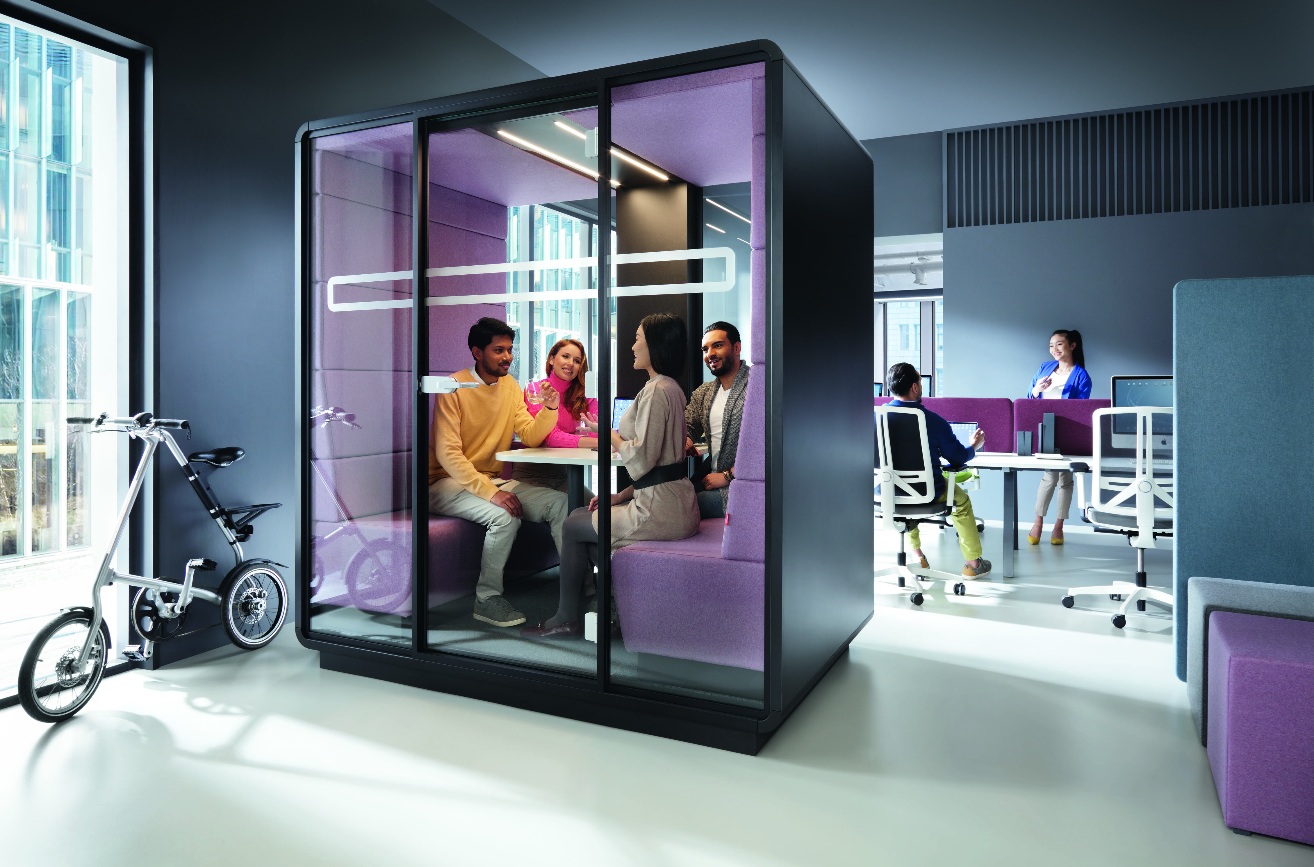 HushMeet Meetingbox von Mikomax: Moderner Besprechungsraum mit Glaswänden für Büros und Coworking Spaces.