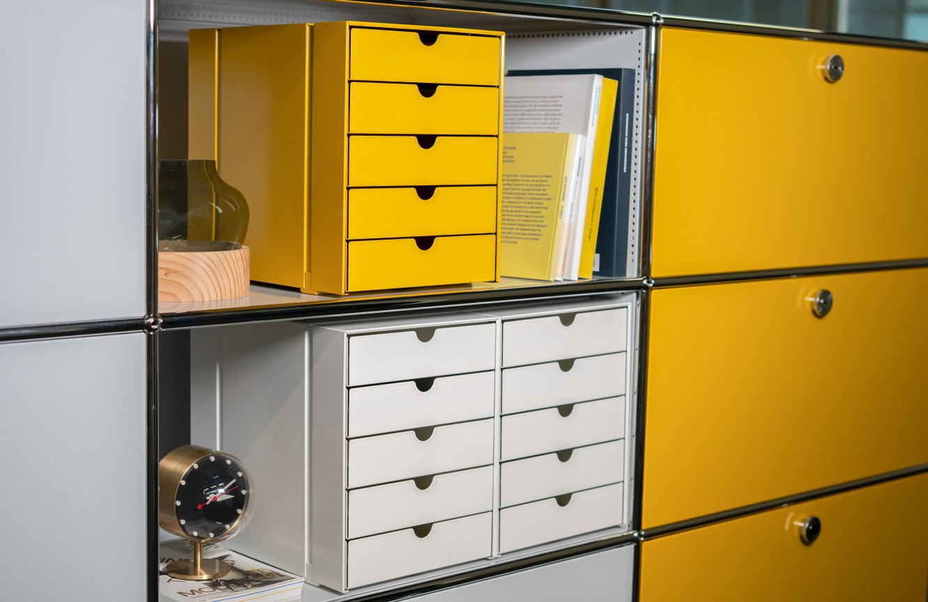USM Haller Inos Kastenset in Reinorange und Weiß, Schubladenboxen für Büro und Wohnen im modularen Regalsystem.