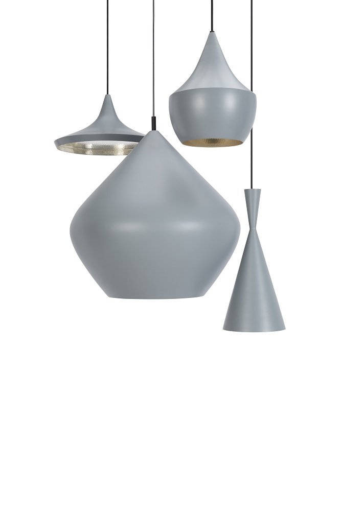 Weiße Beat Fat Pendelleuchte von Tom Dixon: Vier Hängelampen in unterschiedlichen Formen und Größen.