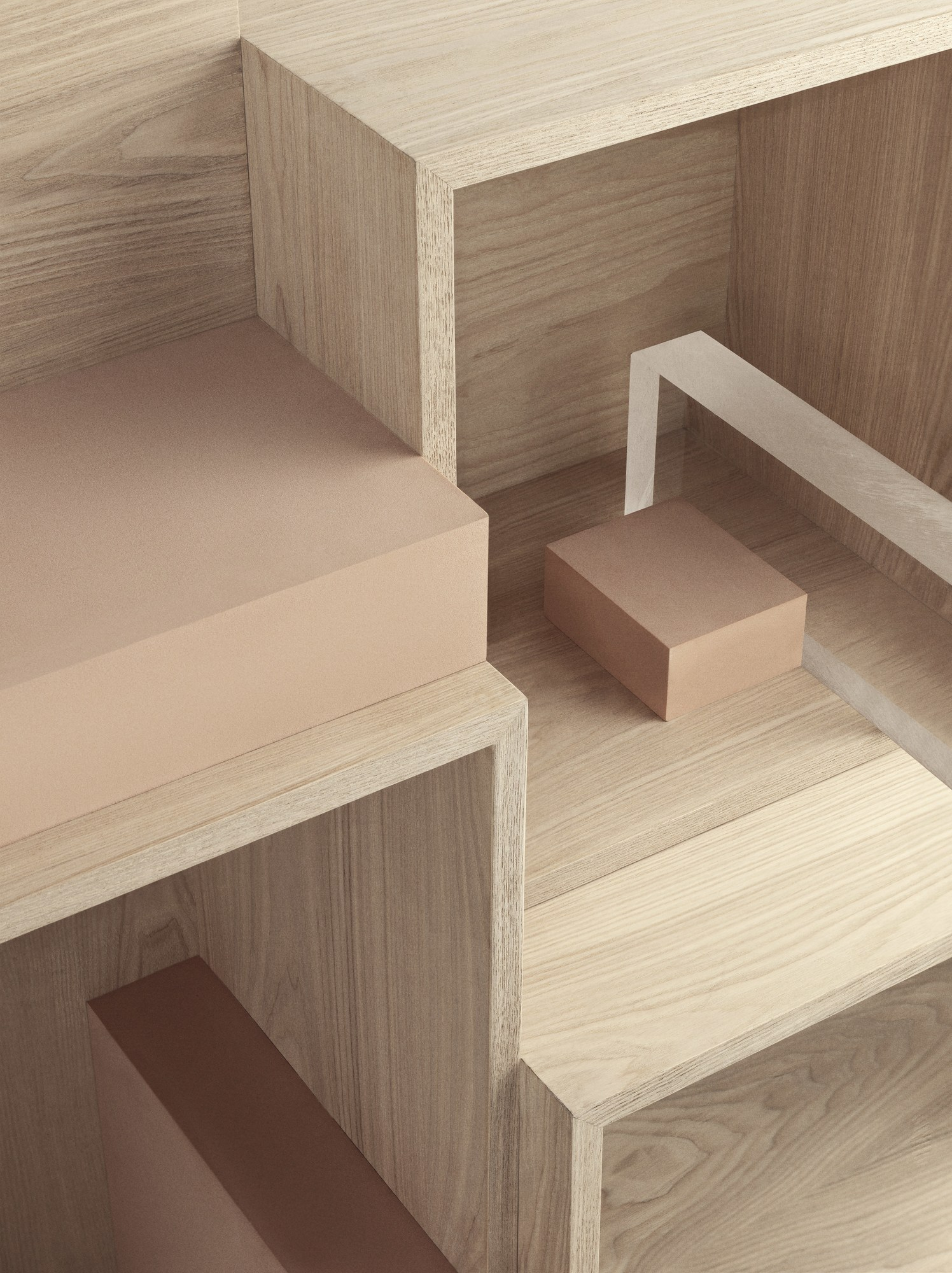 Nahaufnahme des Muuto Stacked Storage System 2.0 Regalsystems aus hellem Holz mit farbigen Akzenten.