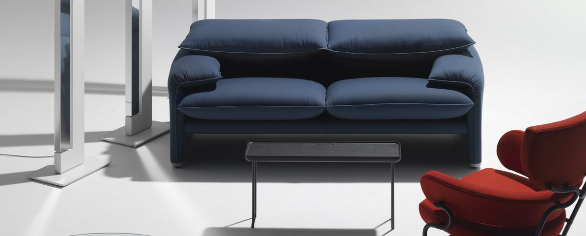 Blaues Cassina Maralunga Sofa Zweisitzer mit weichen Kissen und minimalistischem Design für modernes Wohnzimmer.