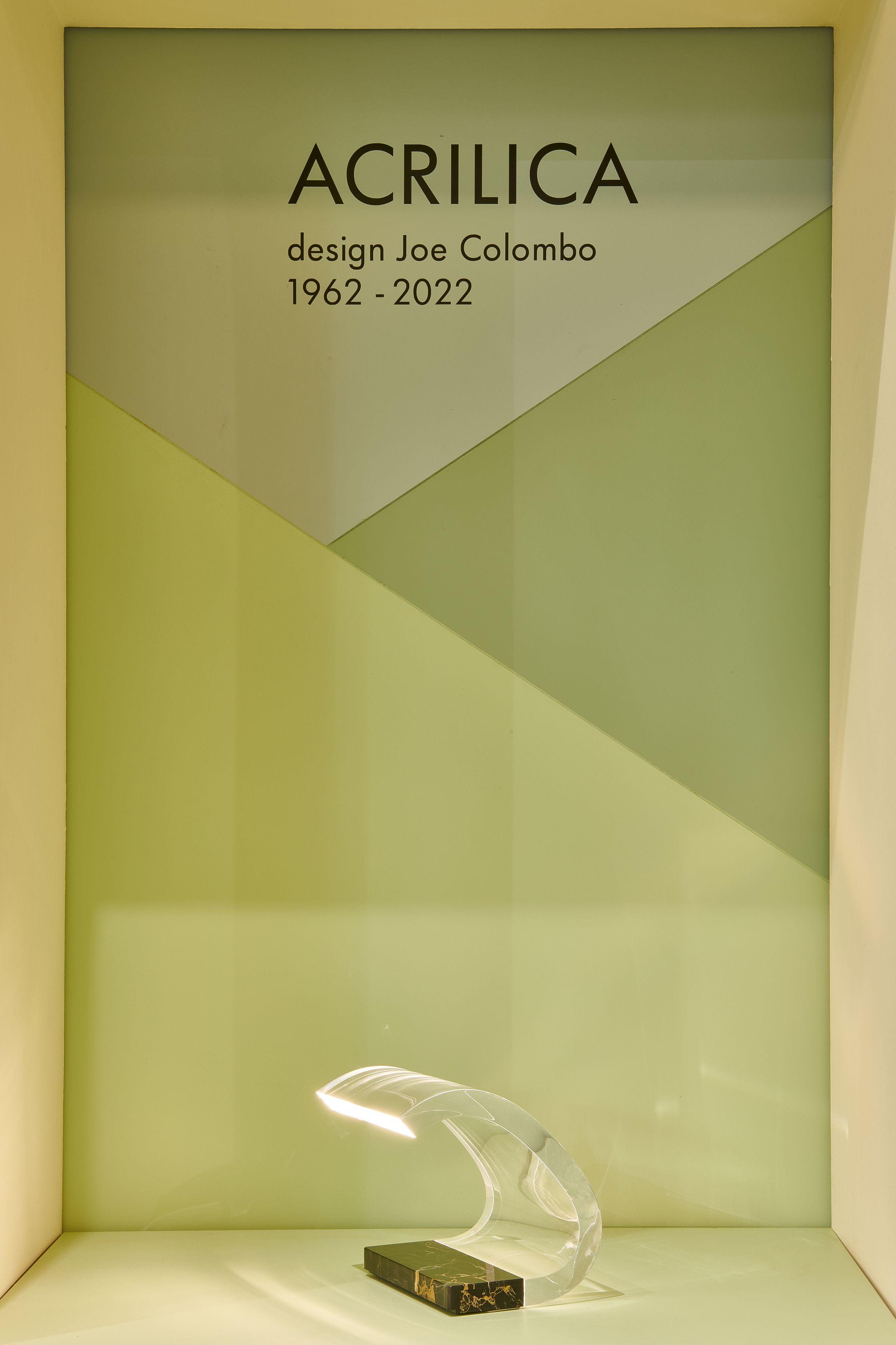 Acrilica Tischleuchte: Design-Lampe mit geschwungenem Acryl und edlem Marmorsockel. Moderne Tischbeleuchtung.