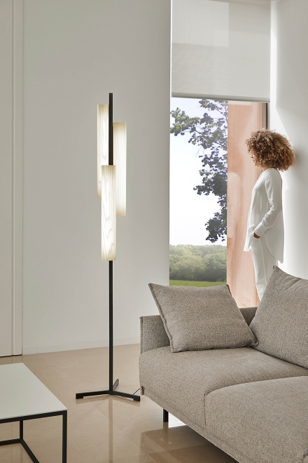 Black Note Triplet Stehleuchte von LZF Lamps: Moderne LED-Lampe aus Metall und Kirschholz.
