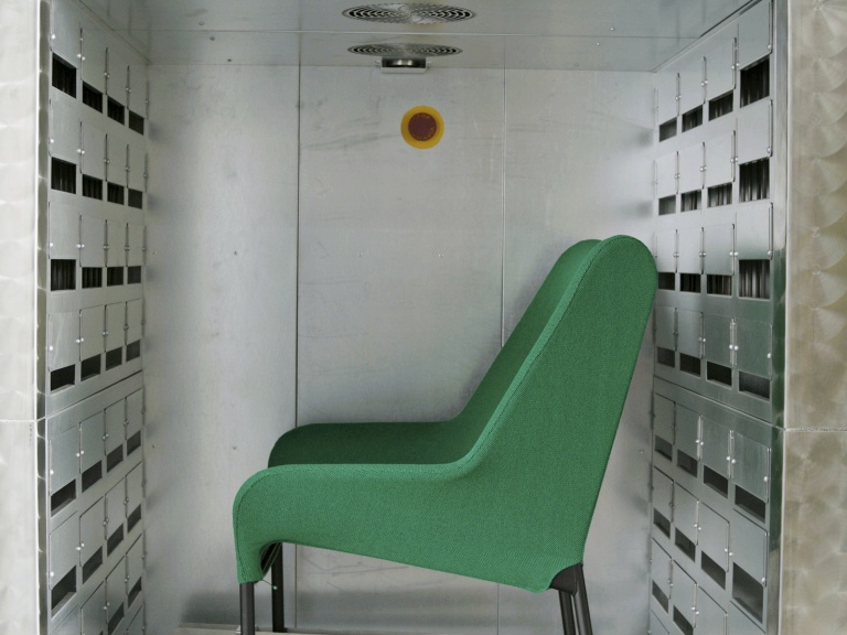 Grüner 02 Lounge Chair Sessel von Hay in einer modernen, minimalistischen Studio-Umgebung.