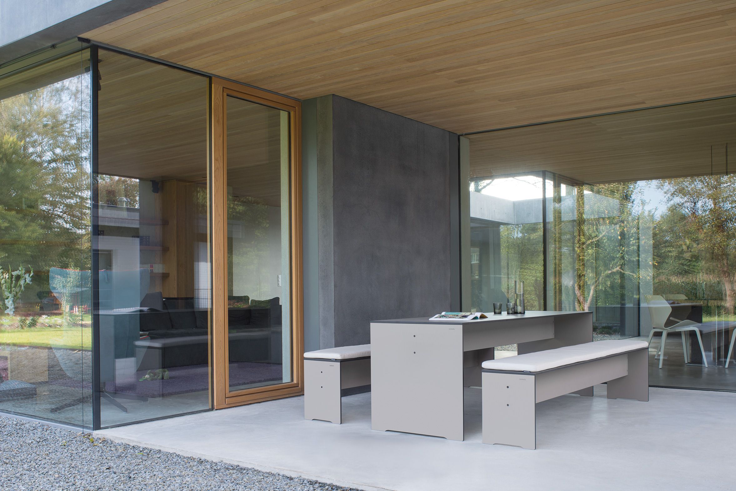 Riva Outdoor Tisch mit Bänken von Conmoto, modernes Design für Garten und Terrasse.