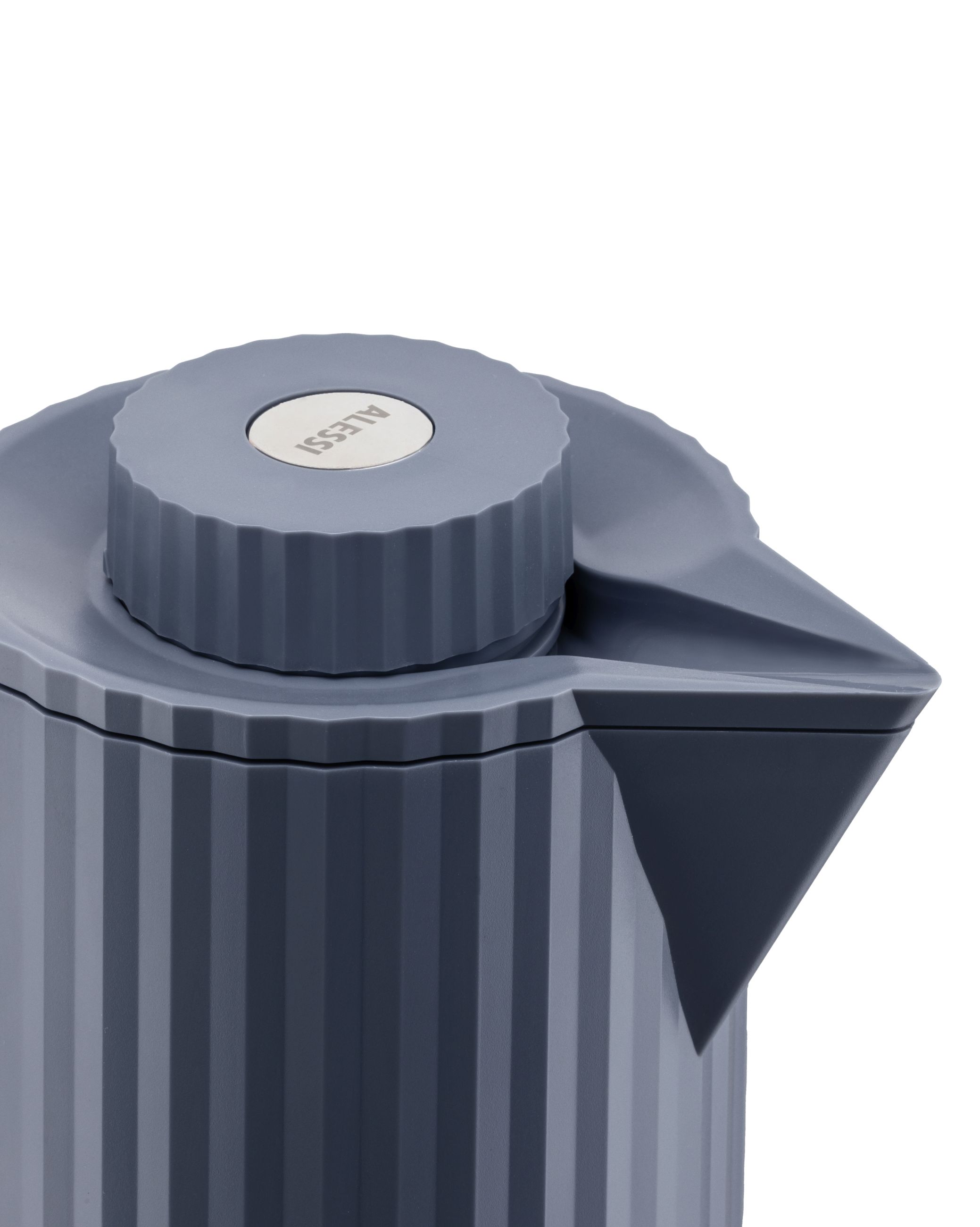 Detailaufnahme der grauen Alessi Plissé Isolierkanne MDL12. Design Isolierkanne mit geriffelter Oberfläche und Ausgießer.
