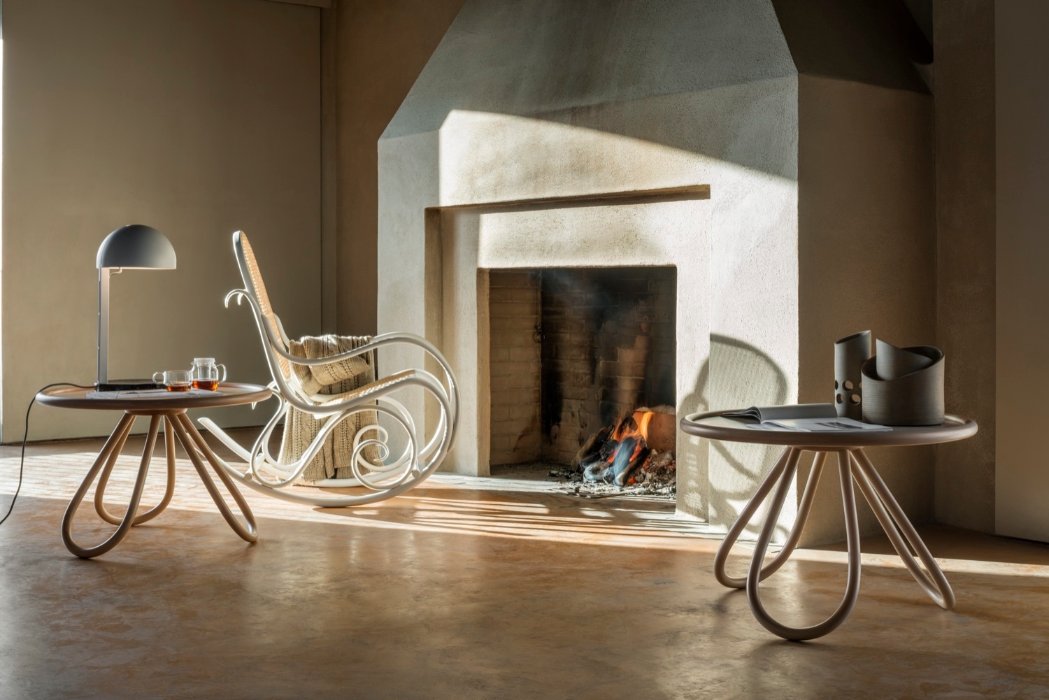 Arch Couchtisch von Wiener GTV Design, gebeizt, im Wohnzimmer mit Kamin und Schaukelstuhl.
