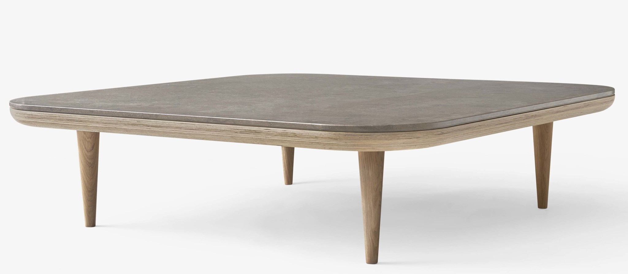 Fly Table Couchtisch von AndTradition mit grauer Tischplatte und hellem Holzgestell auf weißem Hintergrund.