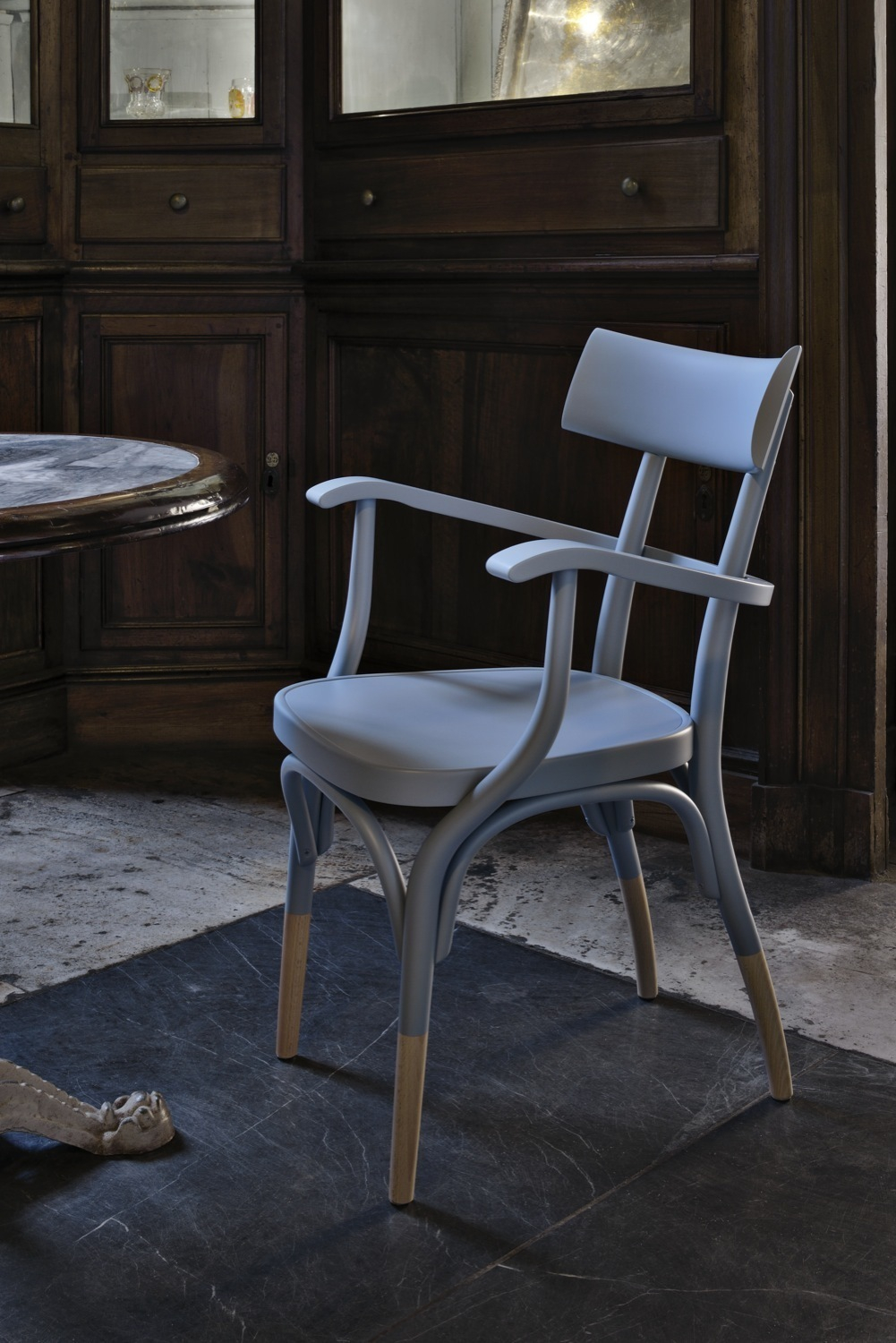 Grauer Czech Armchair Armlehnstuhl im Wiener GTV Design Stil, ein eleganter Stuhl für Wohnräume.