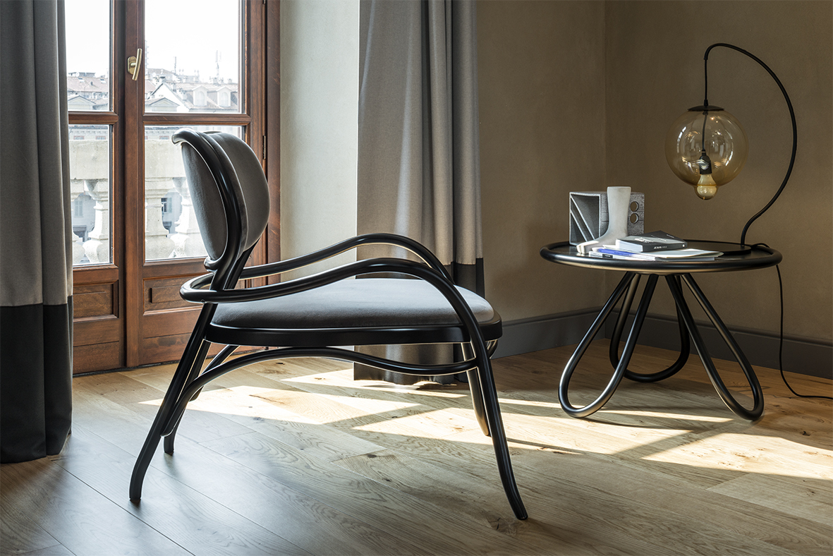 Arch Couchtisch von Wiener GTV Design, lackiert, mit passender Lampe in stilvollem Interieur.