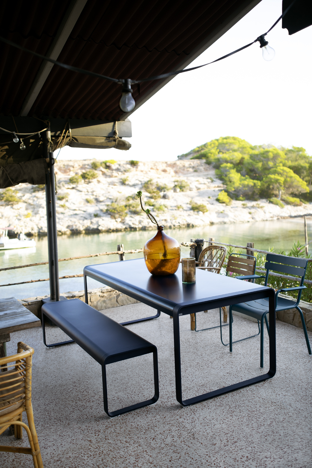 Bellevie Premium Outdoor Tisch von Fermob, 196 x 90 cm, mit Bank und Stühlen.