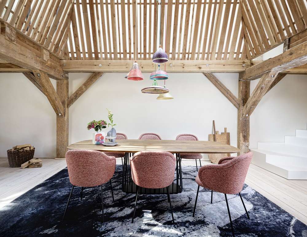 Esszimmer mit Holztisch, Teppich und Ona 2020 Curved Armchair Armlehnenstühlen von Freifrau Manufaktur in Rosa.