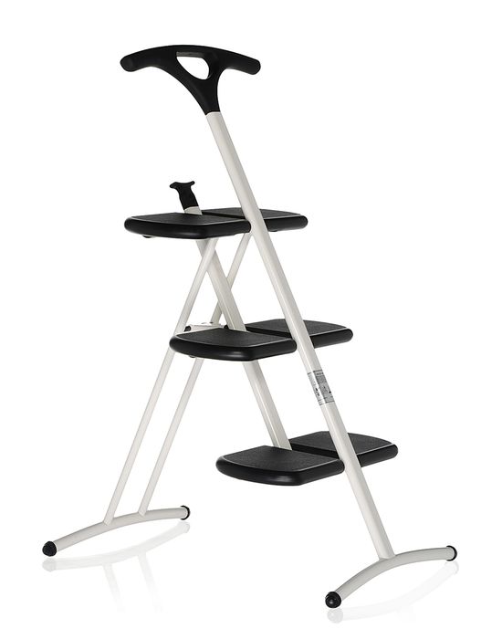 Kartell Tiramisu Trittleiter mit drei Stufen, weißem Gestell und schwarzen Trittflächen für den Haushalt.