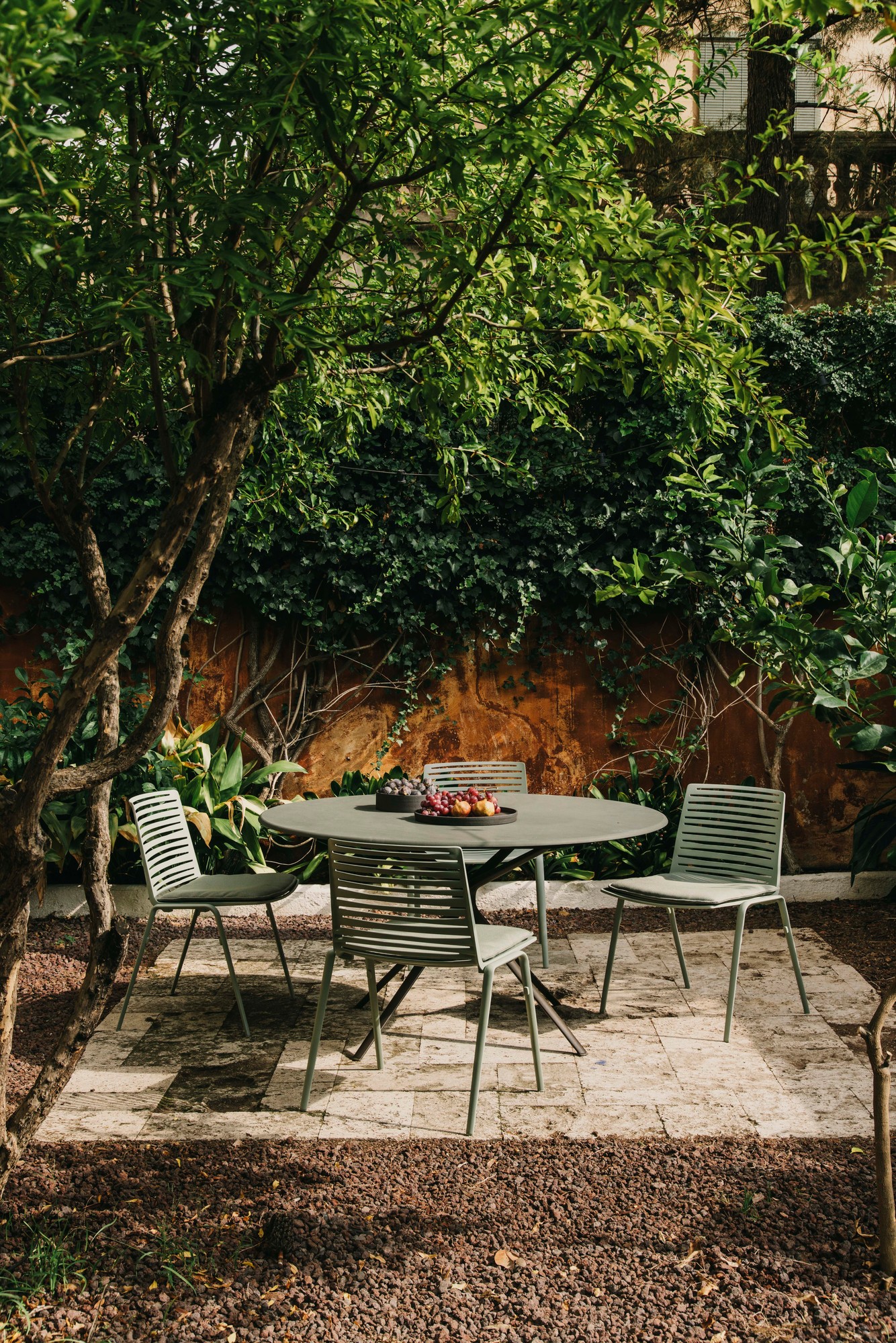 Zebra Stuhl mit Armlehnen von Fast, Gartenmöbel-Set mit Tisch und vier Stühlen im Grünen.