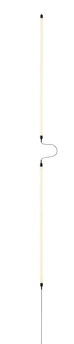Fine Wall Wandleuchte von Muuto, minimalistische LED-Wandlampe in vertikaler Ausrichtung mit schwarzem Kabel.