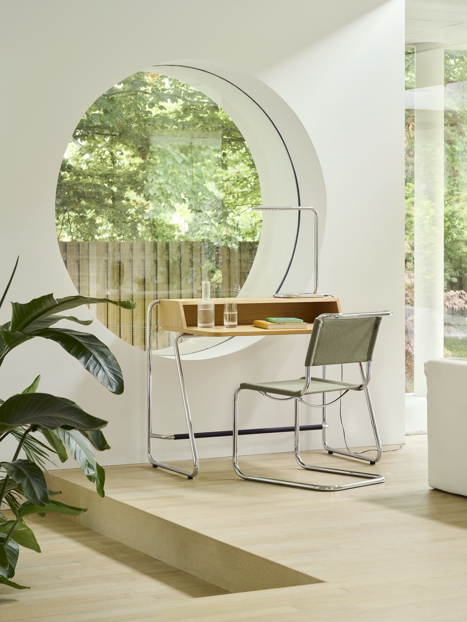 Thonet S 33 V Freischwinger Stuhl und Schreibtisch mit Stahlrohrgestell in modernem Interieur.