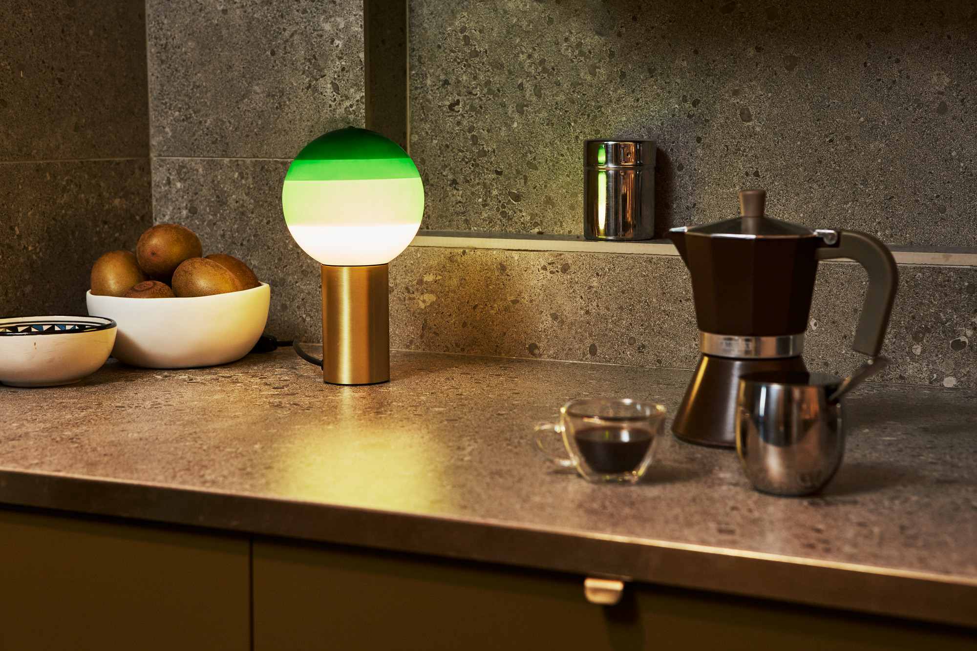 Marset Dipping Light S LED Tischleuchte mit grün-weißem Schirm und goldenem Fuß.