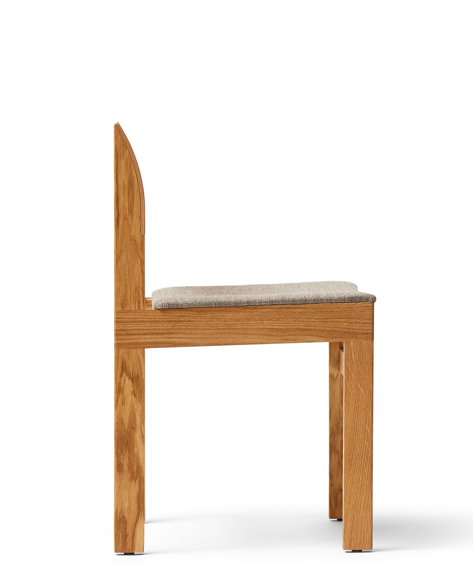 Sonder Stuhl von Form & Refine, Holzstuhl mit Polstersitz, Seitenansicht.