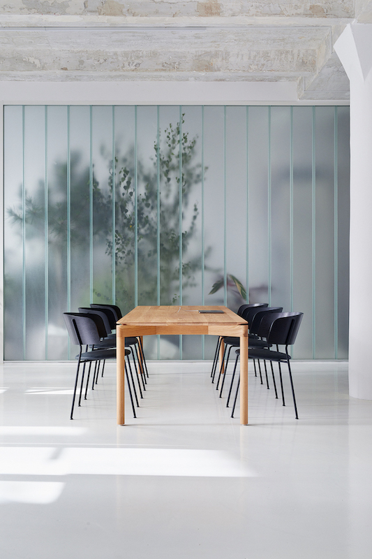 WAGNER Armlehnstuhl OUT mit schwarzem Gestell und matt lackiertem Eichenholz, minimalistisches Design für Esszimmer oder Büro.