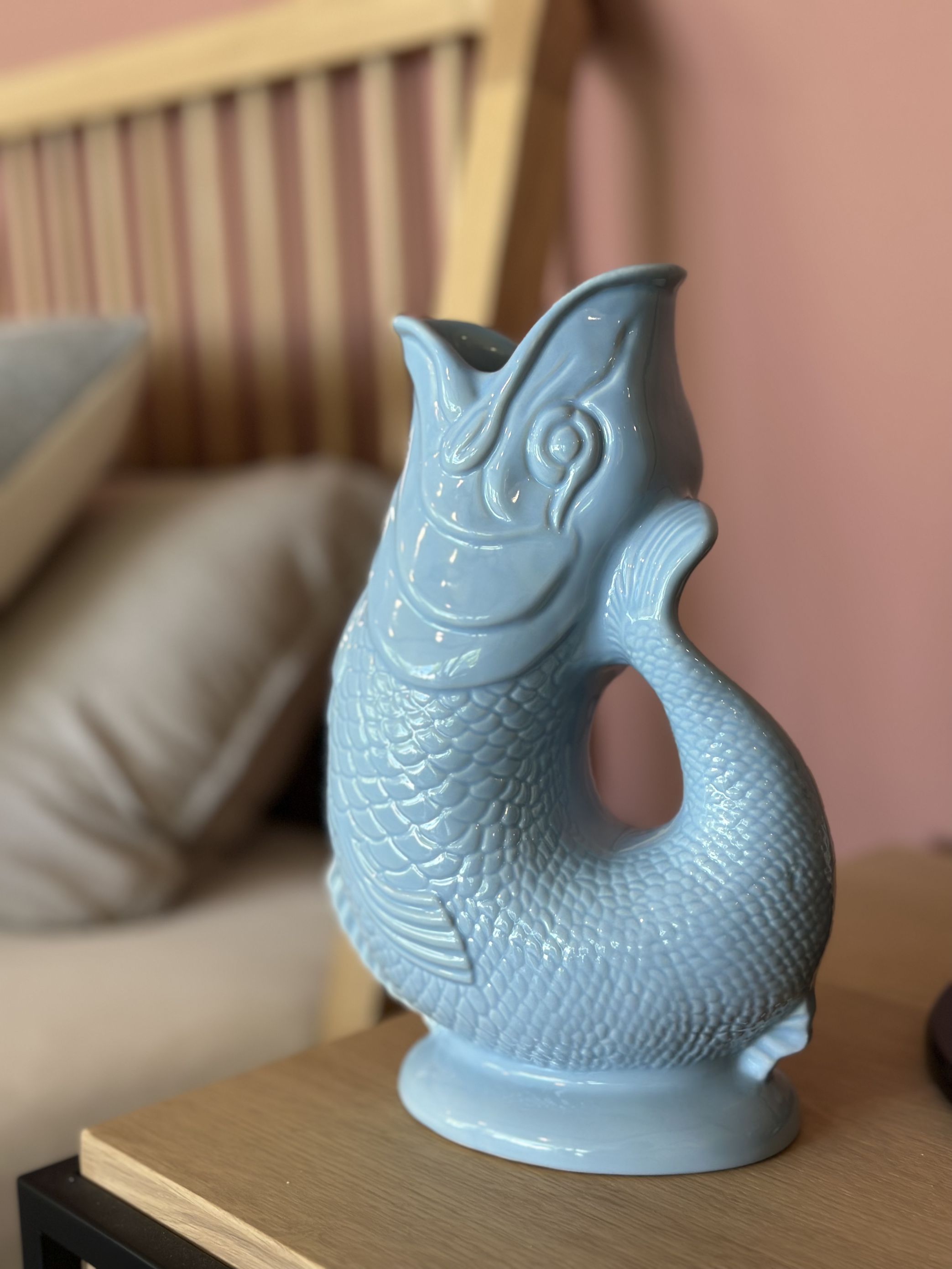 Hellblaue Fisch-Vase aus Keramik, dekorative Blumenvase im Fischdesign für Wohnzimmer und Tischdekoration.