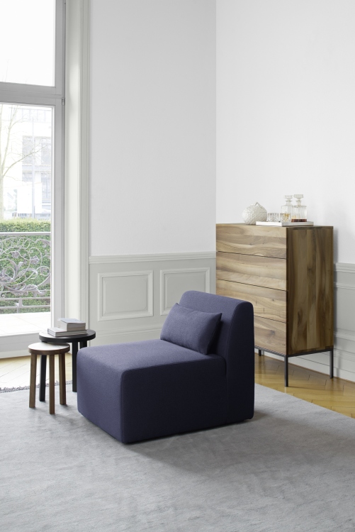 SF06 Kerman e15 Modulsofa in blau mit Kissen, Beistelltischen und Kommode im modernen Wohnzimmer.