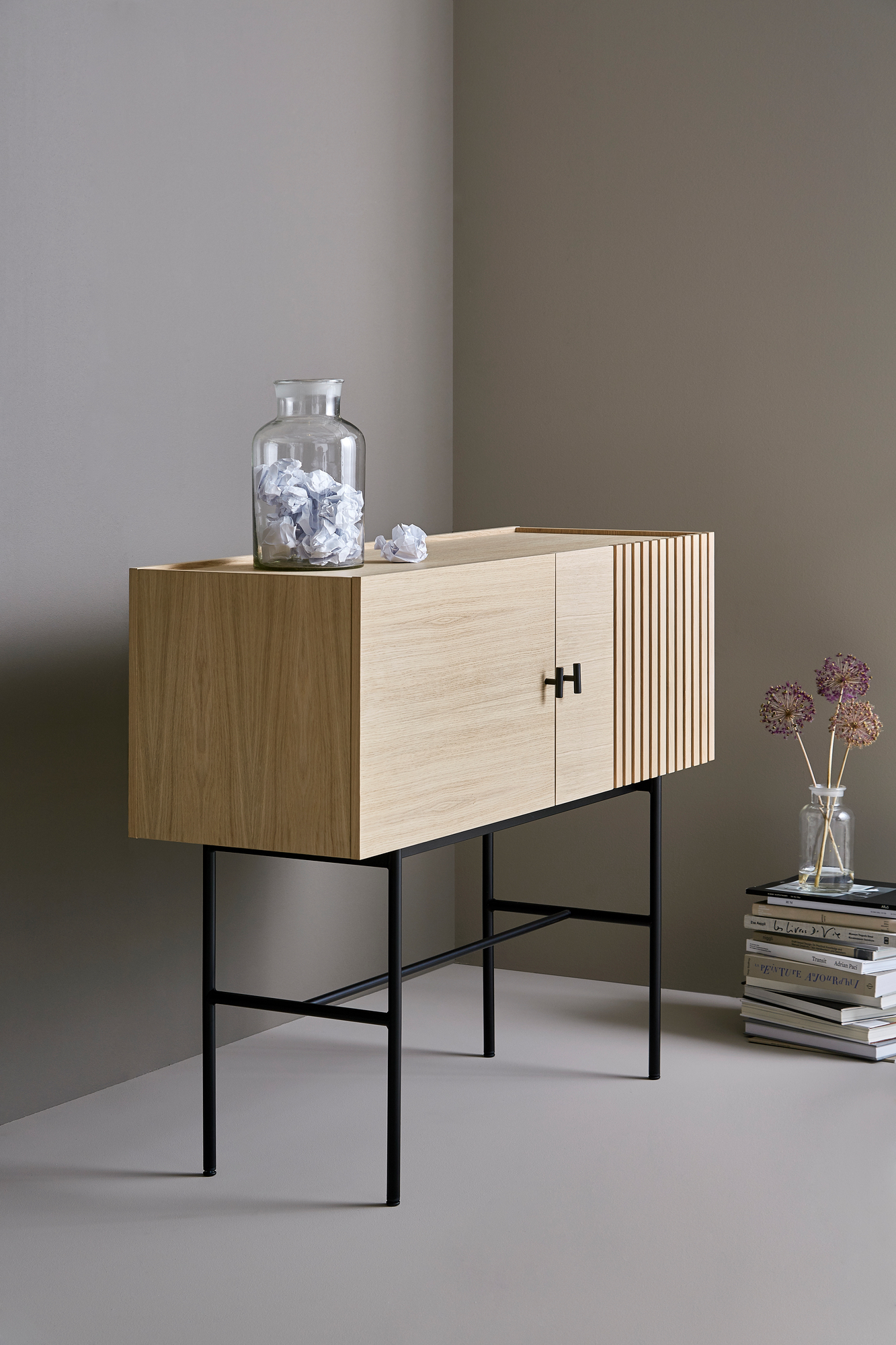Array Sideboard von Woud, 120cm, mit schwarzem Metallgestell und hellem Holzkorpus. Modernes Möbelstück.