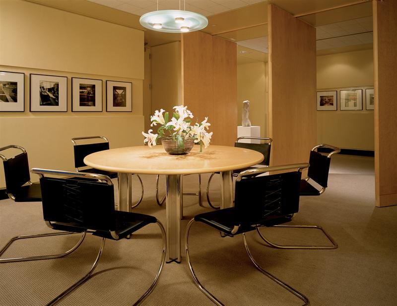 MR Freischwinger Stuhl ohne Armlehne von Knoll International, schwarzes Leder, verchromtes Stahlrohr Gestell.
