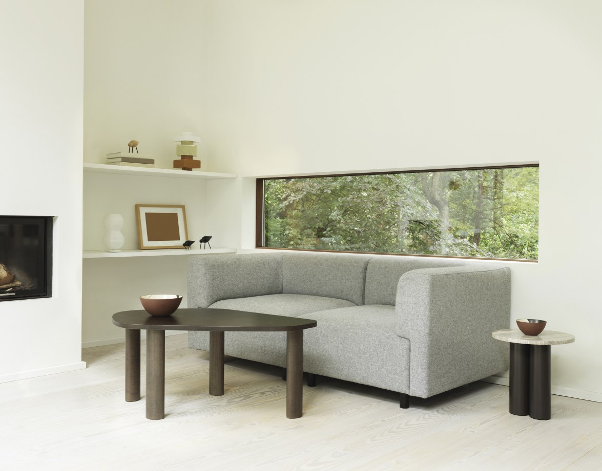 Dit Coffee Table von Normann Copenhagen als Beistelltisch im modernen Wohnzimmer mit Sofa und Dekoration.