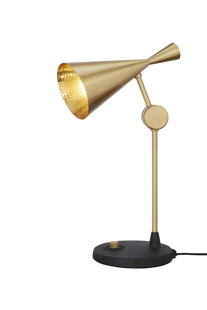 Goldene Tom Dixon Beat Tischleuchte mit kegelförmigem Lampenschirm und schwarzem Fuß.