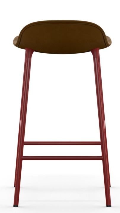 Normann Copenhagen Form Barhocker H 65 cm mit braunem Sitzpolster und rotem Stahlgestell, Ansicht von vorne.