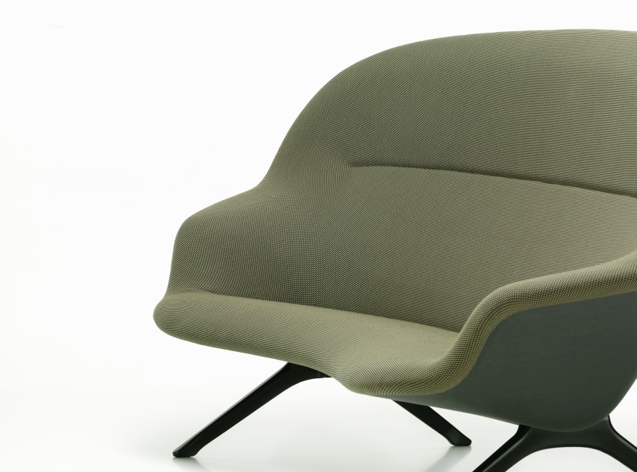 Nahaufnahme des Abalon Sessels von Vitra mit olivgrünem Stoffbezug und schwarzem Fußkreuz.