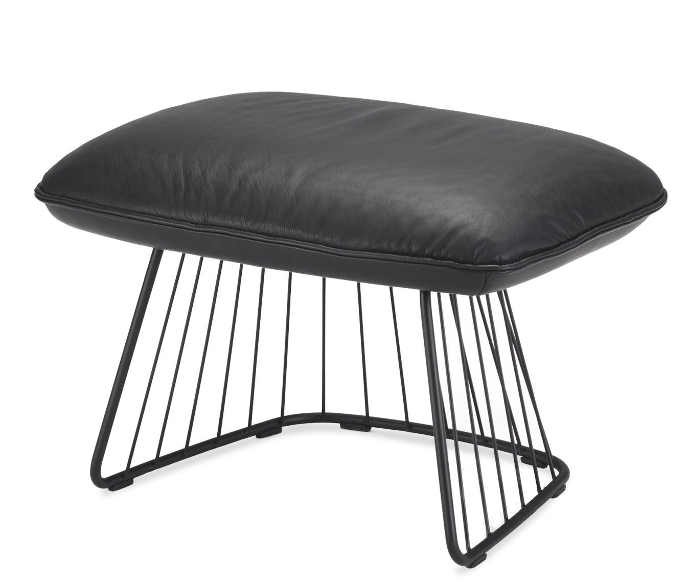 Schwarzer Marla Ottoman von Freifrau Manufaktur mit Lederbezug und filigranem Metallgestell für modernes Wohnen.