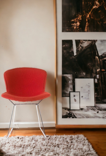 Roter Bertoia Stuhl mit Vollpolsterung und Drahtgestell, Designklassiker für modernes Wohnen.