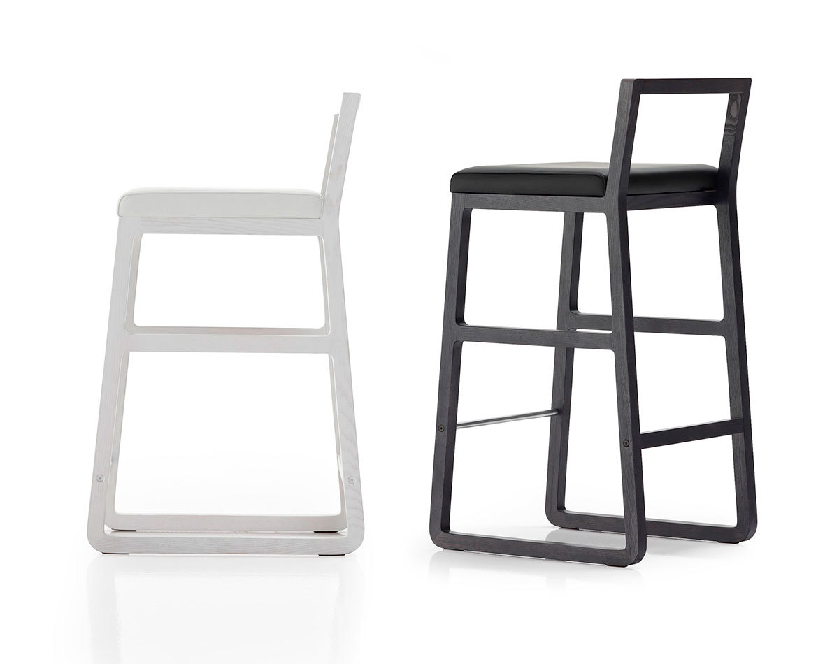 Midori Hocker Schwarz von Sancal: Moderner Barhocker aus Holz mit schwarzem Sitzpolster.
