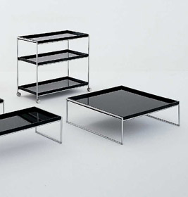 Schwarzer Trays Beistelltisch mit Chromgestell und Ablageflächen, ideal als Couchtisch oder Servierwagen.