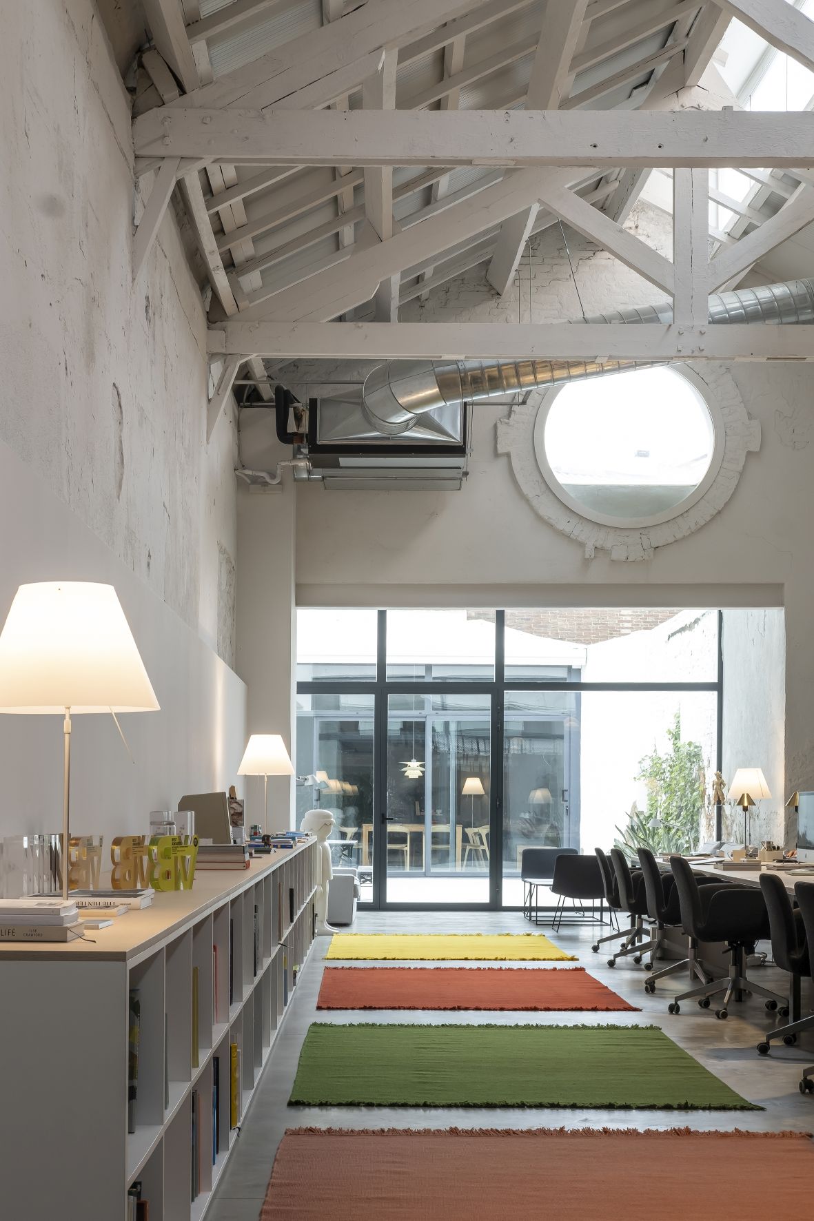 Büro mit farbigen Teppichen, darunter ein Nanimarquina Colors Teppich in Blush. Moderner Teppich für Wohnraum.