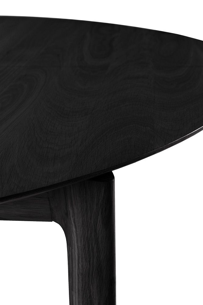 Detailaufnahme: Bok Esstisch ausziehbar, rund, Eiche schwarz, Ethnicraft. Modernes Design.