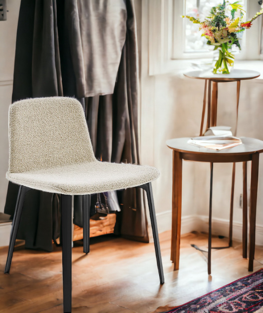 KN07 Stuhl von Knoll International mit beigem Stoffbezug und schwarzen Beinen im Interieur.