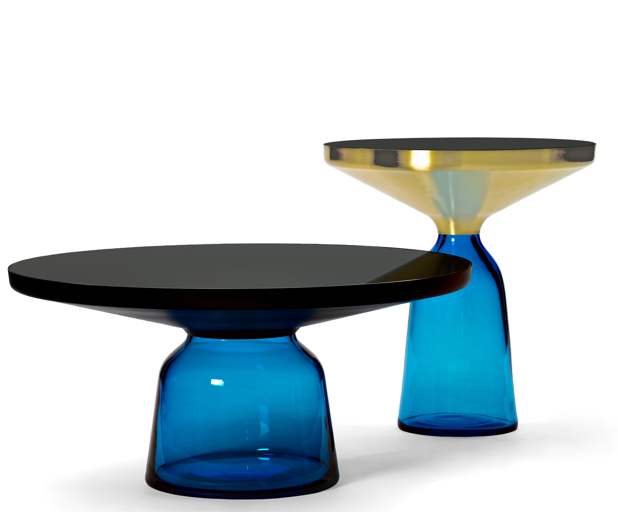 Bell Coffee Table von ClassiCon: Couchtische aus blauem Glas mit schwarzer und goldener Tischplatte.