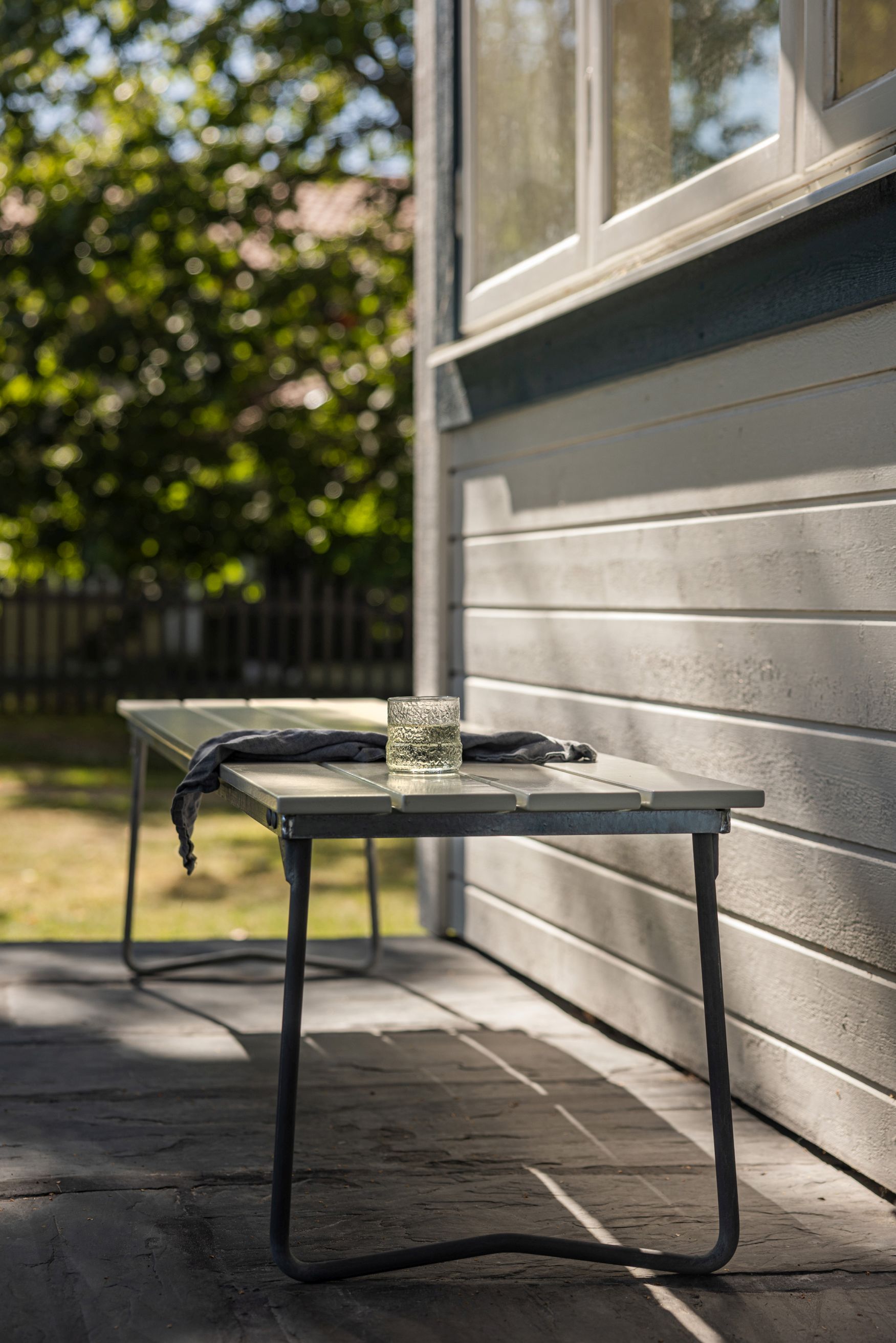 Grythyttan Stalmöbler Bank 9 Eiche: Gartenbank aus Eichenholz mit Stahlgestell, ideal für Terrasse und Garten.