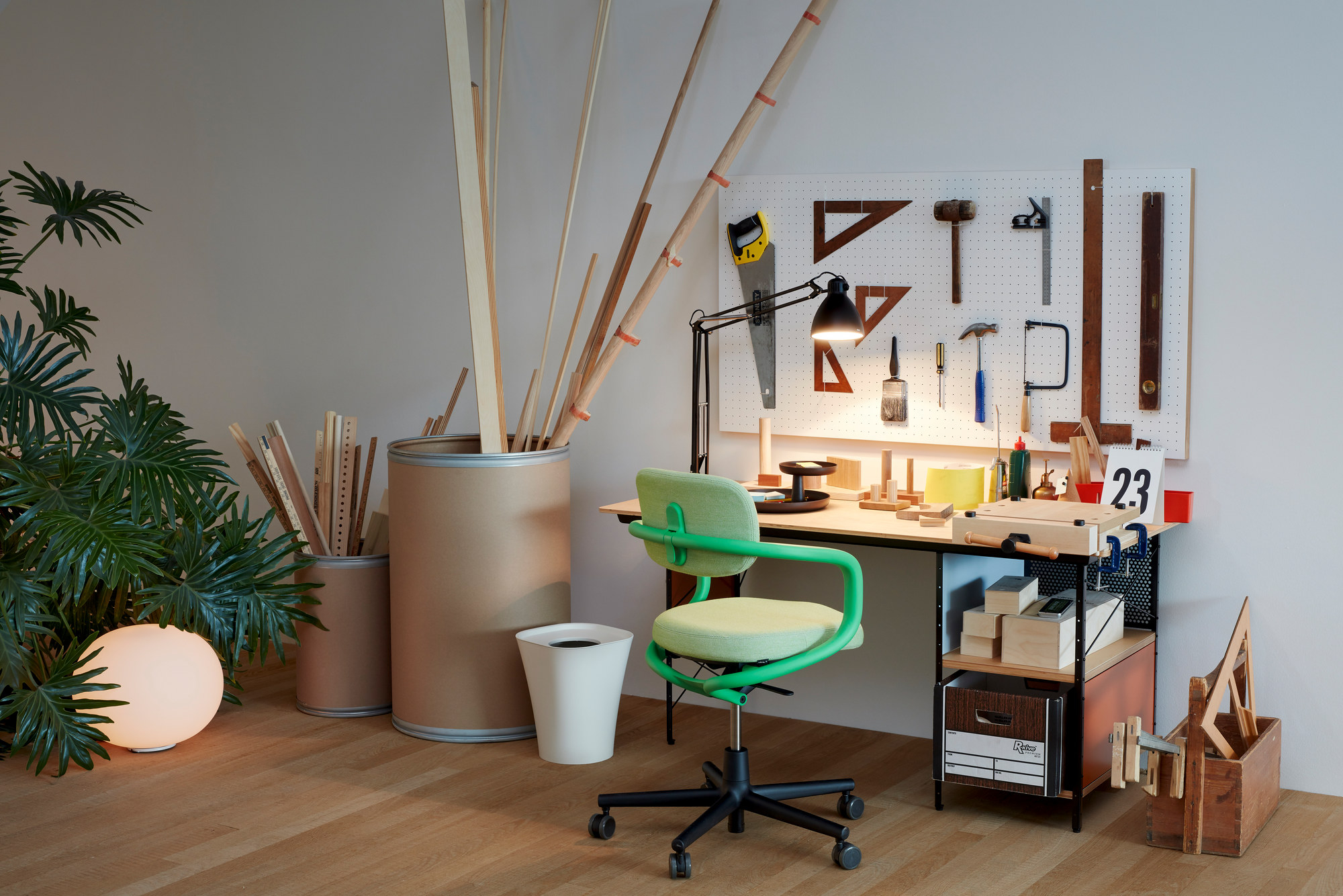 Eames Desk Unit EDU Schreibtisch von Vitra mit Werkzeugen und grünem Bürostuhl.