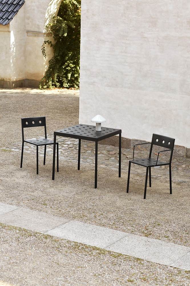 Anthrazitfarbener Balcony Outdoor Chair Stuhl von Hay mit passendem Tisch im Außenbereich.