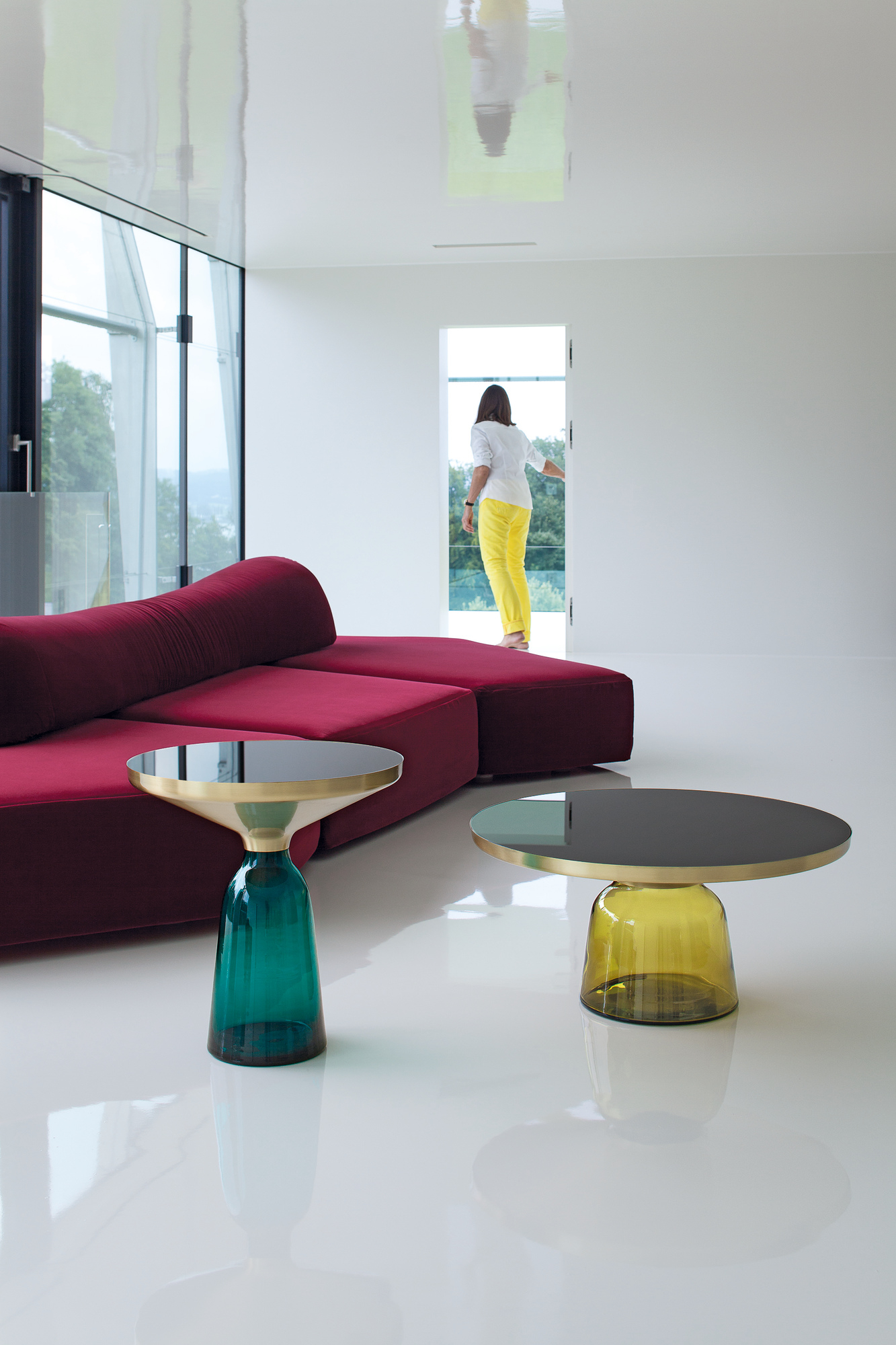 Zwei ClassiCon Bell Coffee Tables mit Marmor Tischplatte in modernem Wohnzimmer mit rotem Sofa.