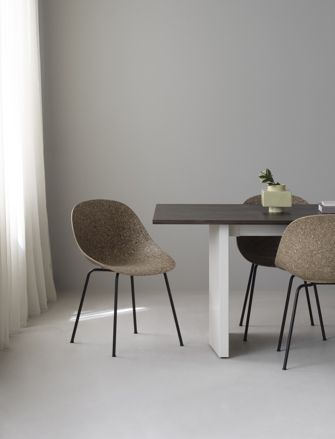 Normann Copenhagen Panel Tisch 200x90 cm mit Stühlen und Dekoration in minimalistischem Ambiente.