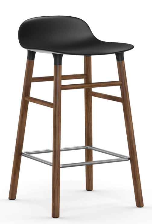 Normann Copenhagen Form Barhocker H 65 cm mit schwarzer Sitzfläche und Holzgestell.