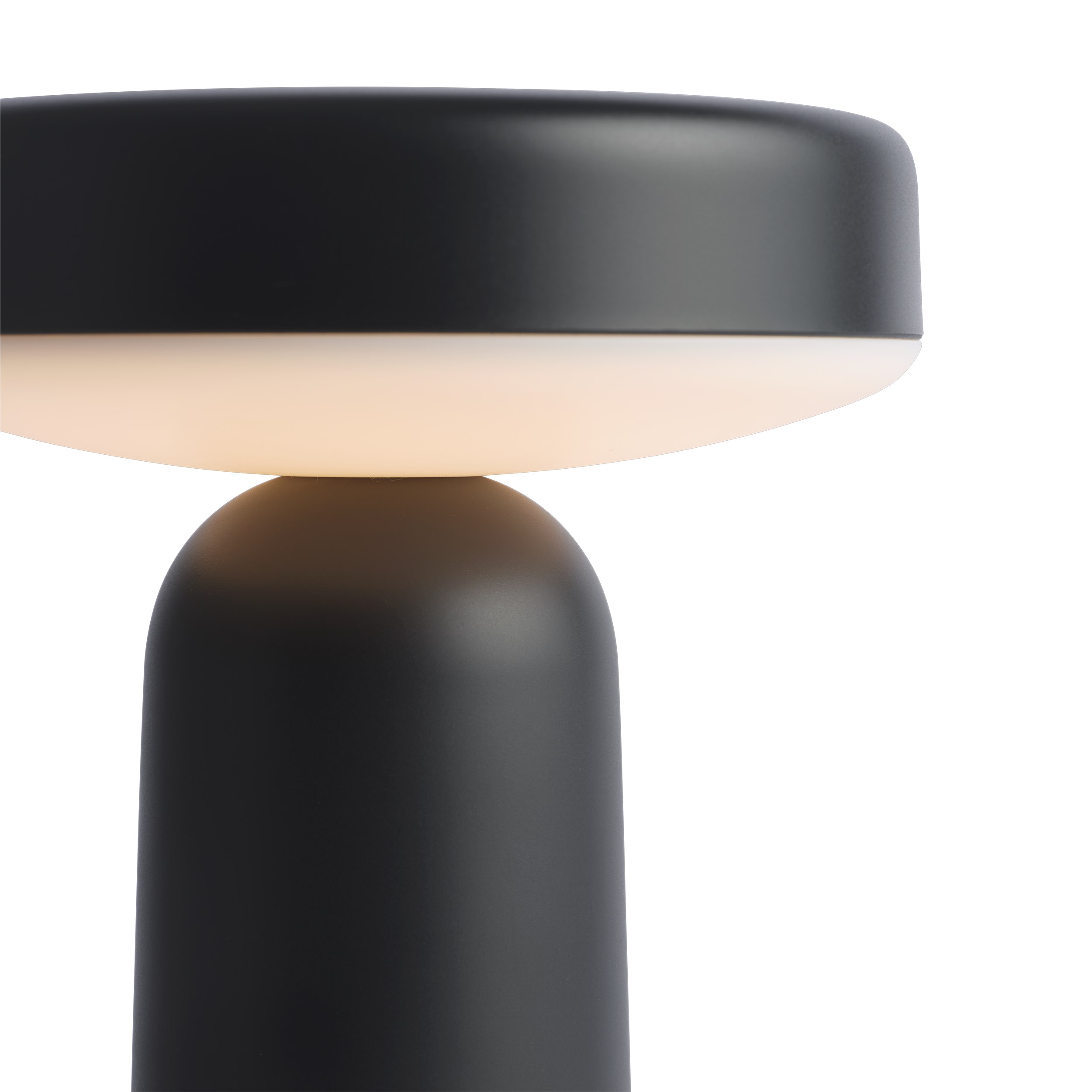 Schwarze Muuto Ease Akku Tischleuchte: Moderne, tragbare Lampe für stimmungsvolle Beleuchtung im Innen- und Außenbereich.